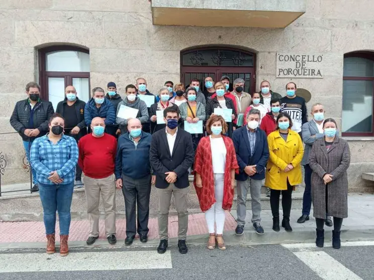 Os alcaldes e alcaldesas de Os Blancos, Rairiz de Veiga, Baltar, Calvos de Randín e Porqueira, xunto ao alumnado do obradoiro As Veigas V. | FOTO: Laura Rodríguez.