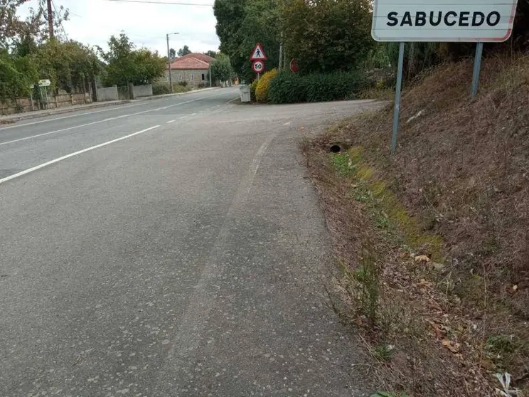 Cartel de Sabucedo en Porqueira. | FOTO: Laura Rodríguez.