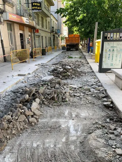 As obras de substitución das lousas na praza San Roque. | FOTO: Concello de Xinzo.