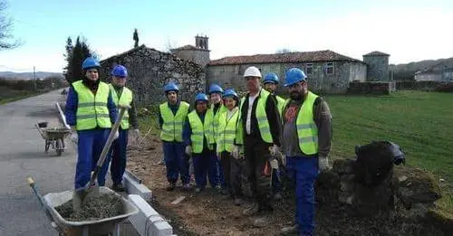 Traballadores do Obradoiro Dual de Emprego na Vía da Prata. | FOTO: Concello de Sandiás.