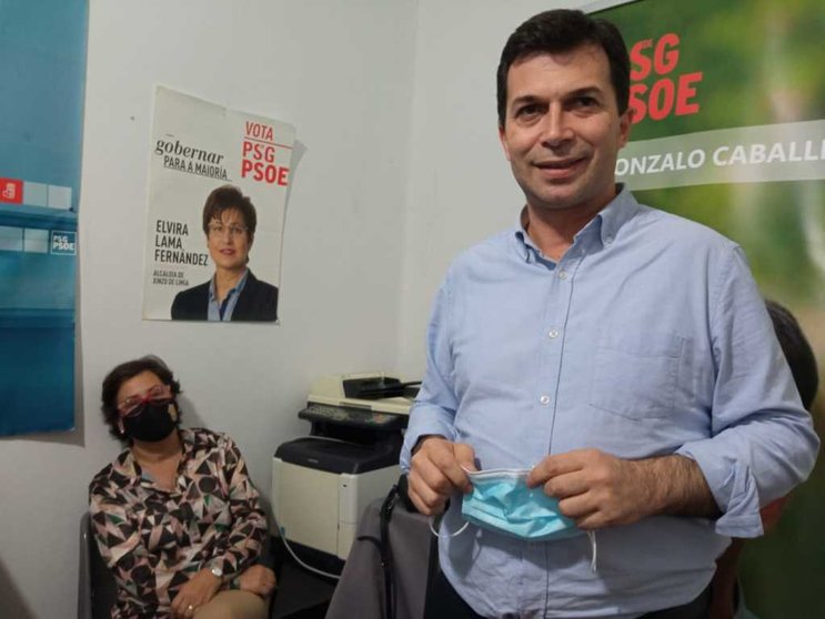 O secretario xeral do Partido Socialista de Galicia, Gonzalo Caballero, e a alcaldesa de Xinzo de Limia, Elvira Lama. | FOTO: Laura Rodríguez.