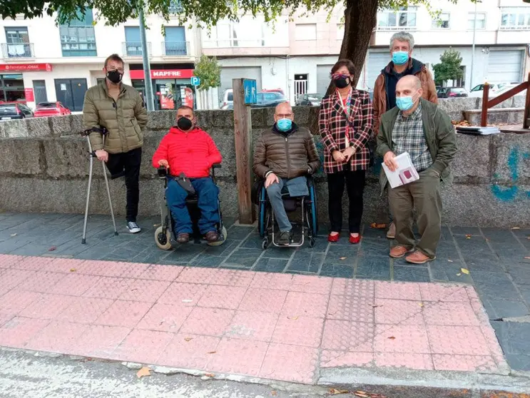 A alcaldesa de Xinzo, Elvira Lama, o concelleiro de infraestruturas, Rafa Penabad, o concelleiro de Urbanismo, Ramón Gómez, o presidente de COGAMI, Anxo Queiruga, o director de ALGARIA, Óscar Pena, e o coordinador da Área de Accesibilidade, Álvaro García.