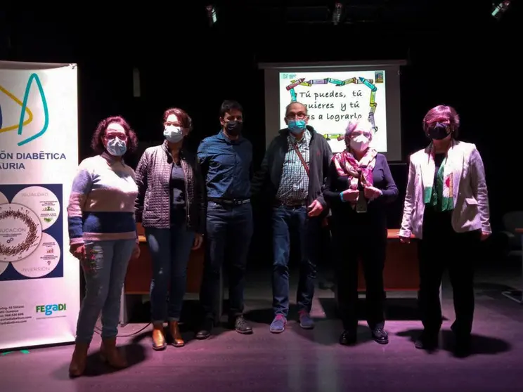 María Luisa Ruiz, Lola Rico, Pablo García, José Miguel Fernández, Paz Gómez e Elvira Lama durante a mesa redonda sobre diabetes na Casa da Cultura de Xinzo. | FOTO: Laura Rodríguez.