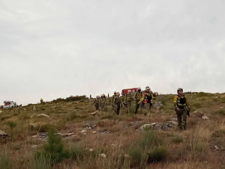 Os servizos de extinción de incendios abandoando o monte de Gomariz. | FOTO: Laura Rodríguez.