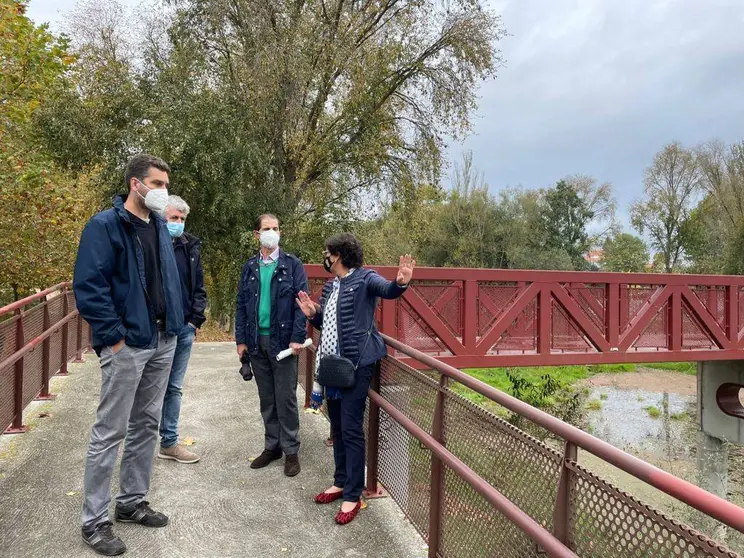 A alcaldesa de Xinzo de Limia, Elvira Lama e o arquitecto municipal, Rafael Nogueiras, xunto aos técnicos da CHMS no paseo fluvial da vila. | FOTO: Concello de Xinzo.