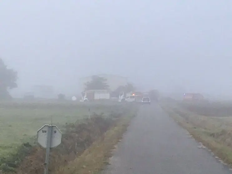 A explotación de forraxes de Fontemoura, Porqueira, durante o incendio dos rolos de herba seca.