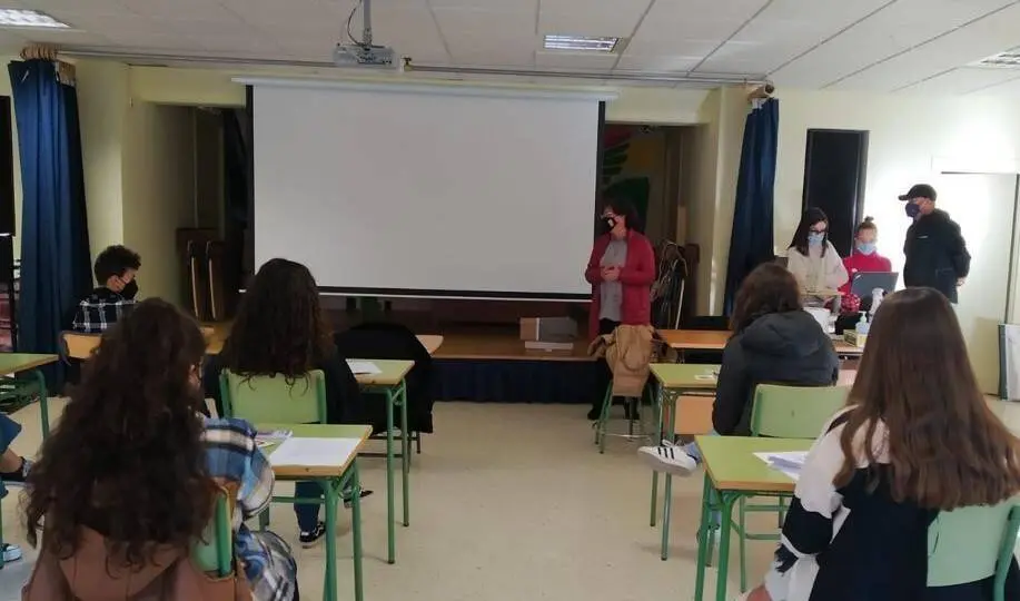 A alcaldesa de Xinzo, Elvira Lama, presentando as charlas contra a violencia de xénero. | FOTO: Concello de Xinzo.