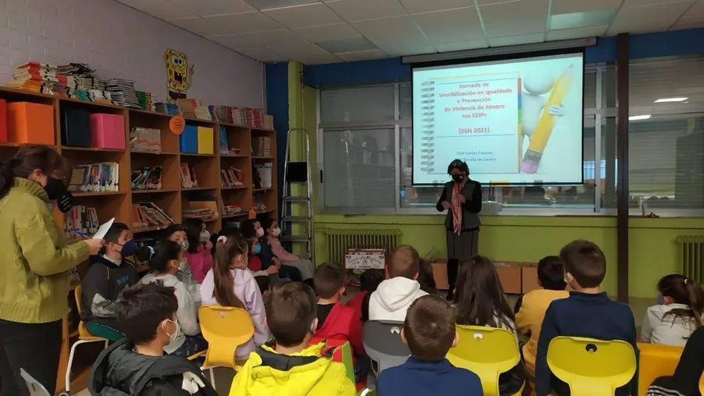 A alcaldesa de Xinzo de Limia, Elvira Lama, na súa visita ao CEIP Carlos Casares.