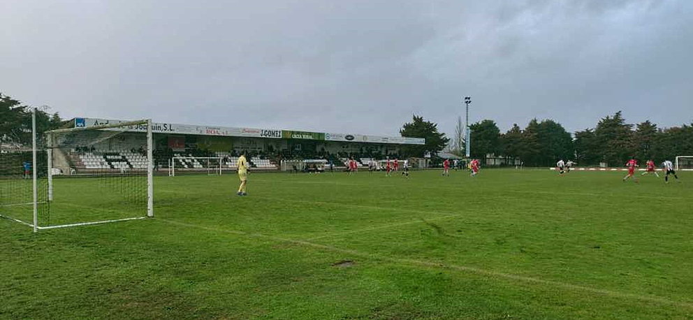 Imaxe dun partido recente no campo do Antela. FOTO Antela FC