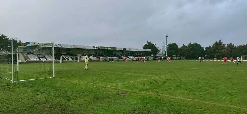 Imaxe dun partido recente no campo do Antela. FOTO Antela FC