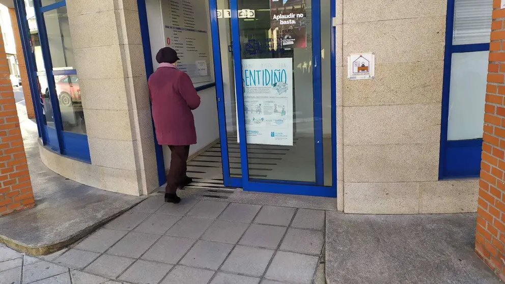 Unha veciña, no centro de saúde de Xinzo este venres.