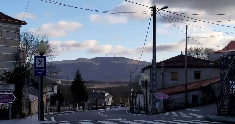 Aeroxeradores da centra eólica de Cabeço Alto, en Portugal, desde o núcleo de Calvos de Randín. FOTO Diario do Limia