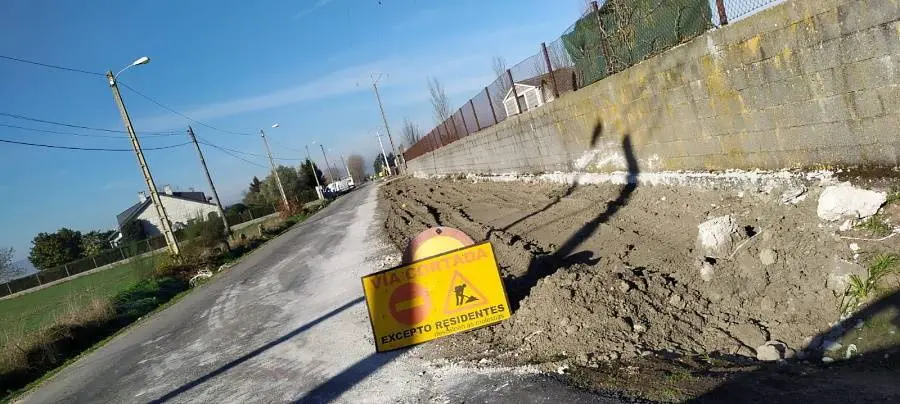 Obras na rúa do Estadio para acondicionar o carril bici e a beirarrúa