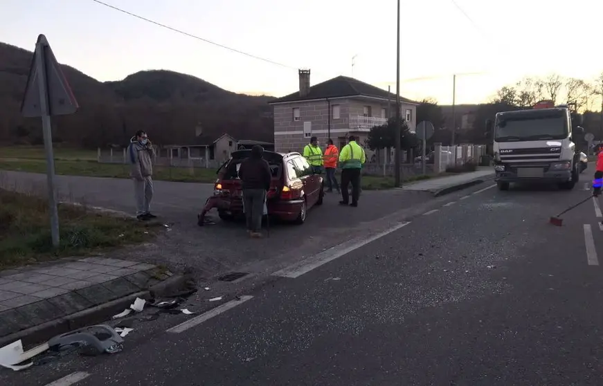 Accidente como consecuencia dunha colisión por alcance este venres en Porqueira. PC Porqueira