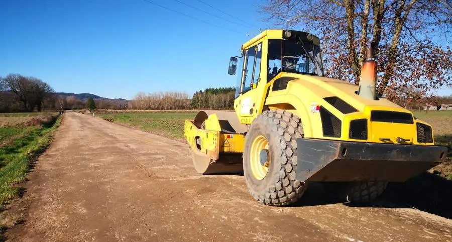 Obras de reparación da pista de Cardeita á Ladeira.  FOTO Concello de Sandiás