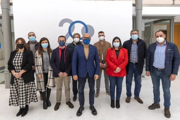 Sinatura convenio de colaboración entre a Deputación Ourense e os concellos de A Rúa, Allariz, Esgos, Lobios Manzaneda, Os Blancos, Parada do Sil, Piñor, Rairiz de Veiga e Ramíras. Asisinta Manuel Baltar (Presidente da Deputación Ourense) e os alacades e alcaldes respectivas.