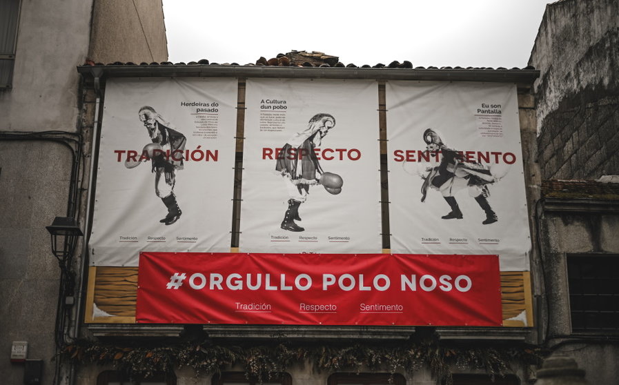 Unha faixa sobre o cartel do Entroido na praza Maior de Xinzo este xoves. FOTO Noelia Caseiro