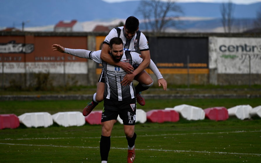 Pedro e Borja celebran gol diante do Cartelle