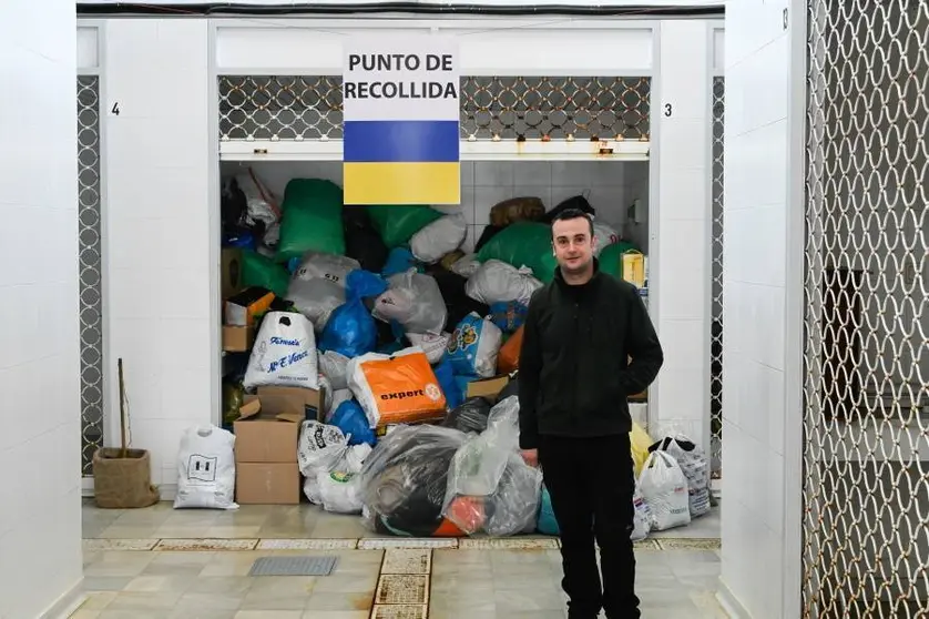 V&iacute;ctor, esta ma&ntilde;&aacute;, na praza de abastos de Xinzo, co material recollido at&eacute; hoxe. FOTOS Noelia Caseiro