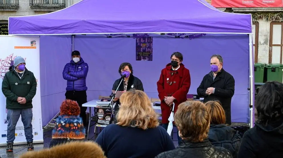 Lectura do manifesto da FEGAMP con motivo do 8M. Elvira Lama, a alcaldesa, con outros concelleiros (1)