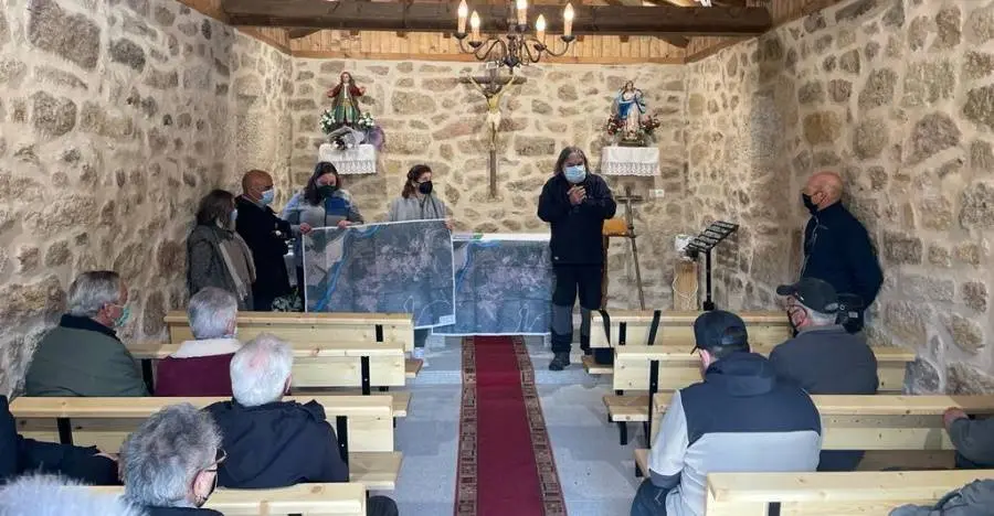 Reunión da veciñanza co responsábel de Medio Rural na igrexa parroquial, a pasada fin de semana. FOTO Concello de Porqueira