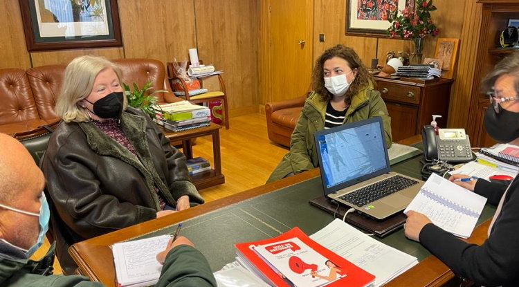 Reunión responsábeis sanitarias coa alcaldesa e o concelleiro de Servizos Sociais. | FOTO: Concello de Xinzo