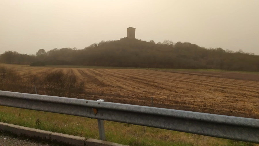 A Torre de Sandiás, ás catro da tarde, desde a autovía