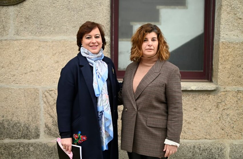 Susana López Abella, secretaria xeral de Igualdade, e Susana Vázquez, alcaldesa de Porqueira. FOTO Noelia Caseiro