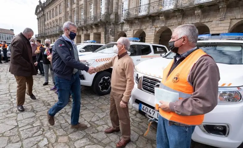 O vicepresidente primeiro e conselleiro da Presidencia, Xustiza e Turismo, Alfonso Rueda, acompañado do director xeral de Emerxencias e Interior, Santiago Villanueva, fai entrega de vehículos todoterreo tipo pick-up para o reforzo do equipamento das Agrupacións de Voluntarios de Protección Civil (AVPC)., 19/03/22.