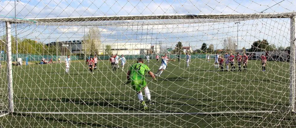 Martín engana a Suso no penalti final. antela carballiño (2)