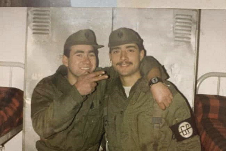 Manuel Fiz e José Manuel Vigo (con bigote) durante o servizo militar en Ceuta en 1986