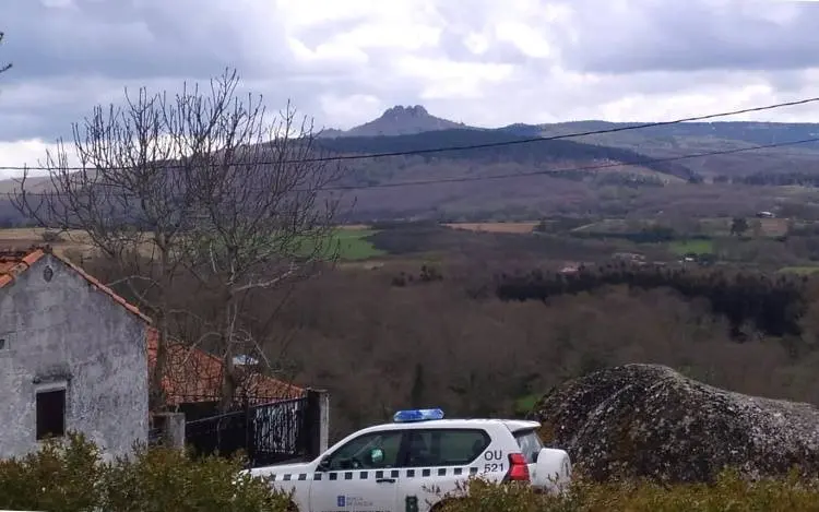 Pico da Aguioncha, vista desde a praza do concello de Calvos de Randín