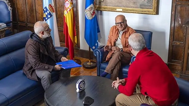 Reunión Manuel Baltar (Presidente da Deputación Ourense) cos irmáns Xulio e Domingo Bobillo (Familiares de Antón Tobar).