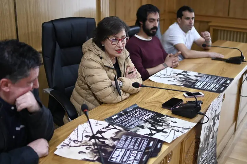 Elvira Lama, co concelleiro de Cultura e membros da Asociación da Pantalla, este luns na Casa do Concello. FOTO Noelia Caseiro (FILEminimizer)