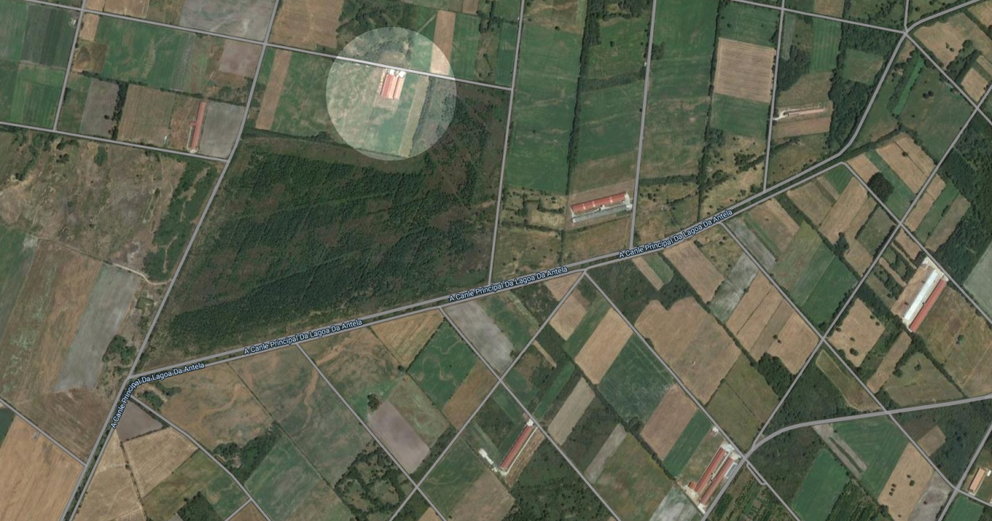 Área de granxas na parroquia de Bóveda. No círculo, a explotación obxecto de ampliación. FOTO Google maps
