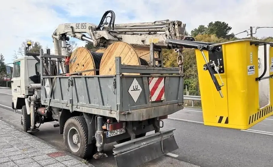 Vehículo de obras en Sandiás para o cambio da iluminación pública. | FOTO: Concello de Samdiás.