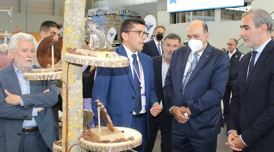 Rubén Campos, onte durante a inauguración, atendo ás autoridades políticas. FOTO Comunicación EXPOPURENSE