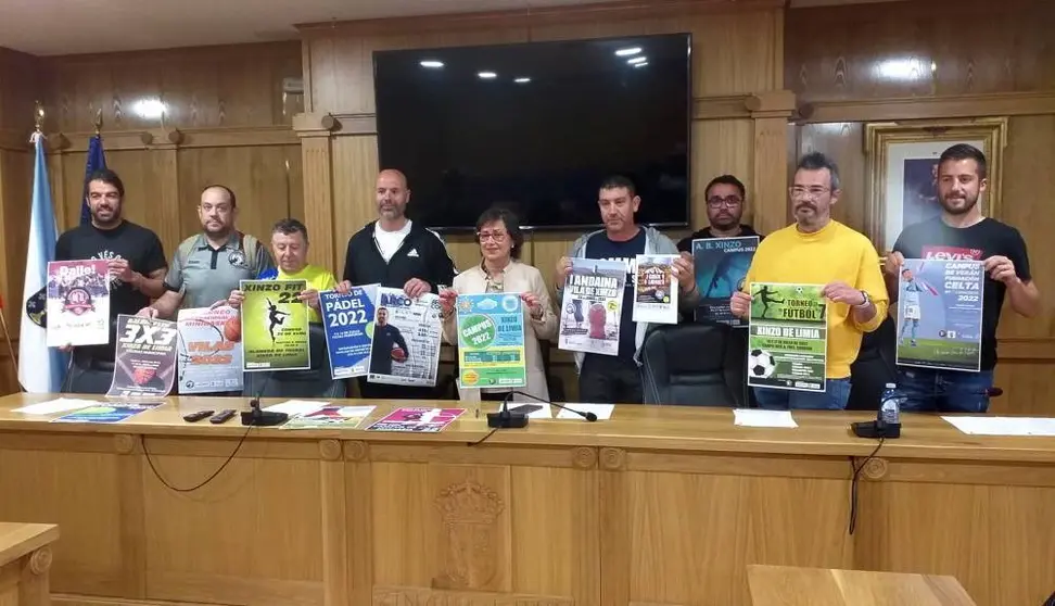 Elvira Lama, a única muller, con reprentantes do departamento de Deportes do Concello e de asociacións deportivas este luns na Casa do Concello