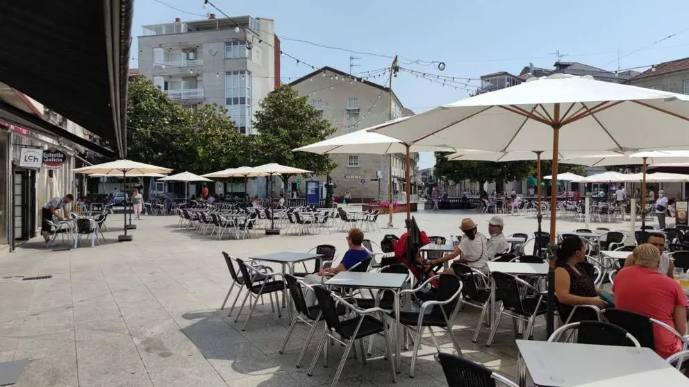 Terrazas na Praza Maior de Xinzo, este xoves. FOTO Noelia Caseiro (FILEminimizer)