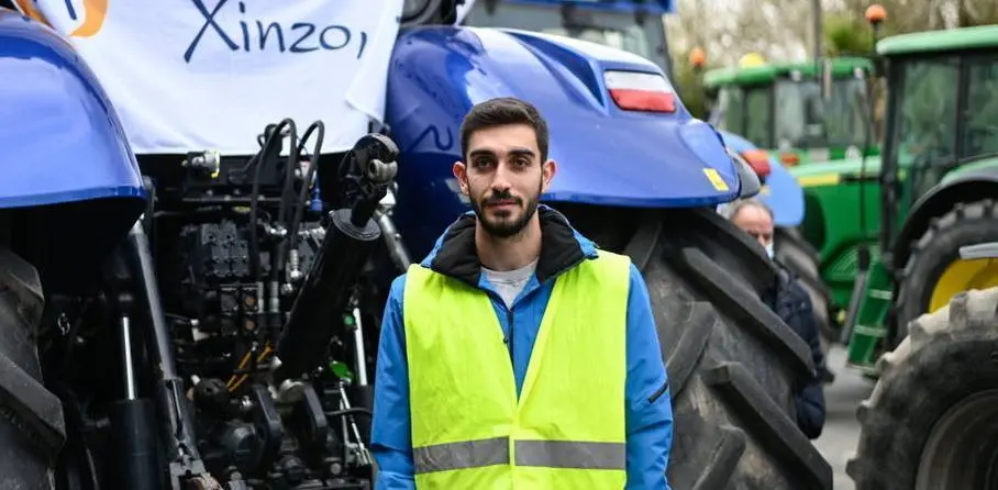 Xosé Rivero. Novo xogador do Antela. Na tractorada do 25 de marzo en Xinzo