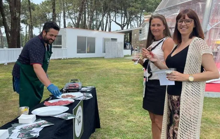 Iván Gil, no seu posto do Encontro, este venres na Toxa. FOTO A Vaquería