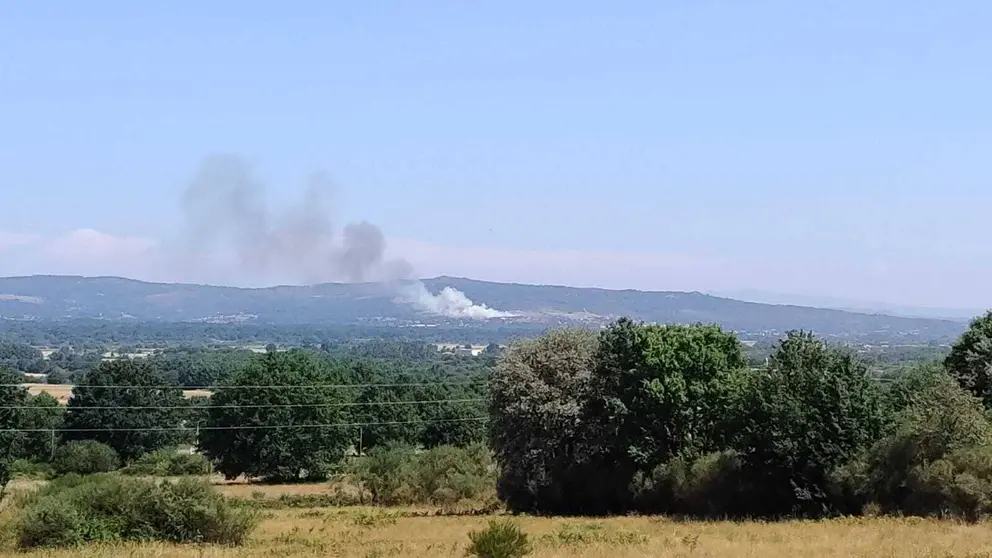 Vista do lume que se declarou onte en Vilar de Santos.