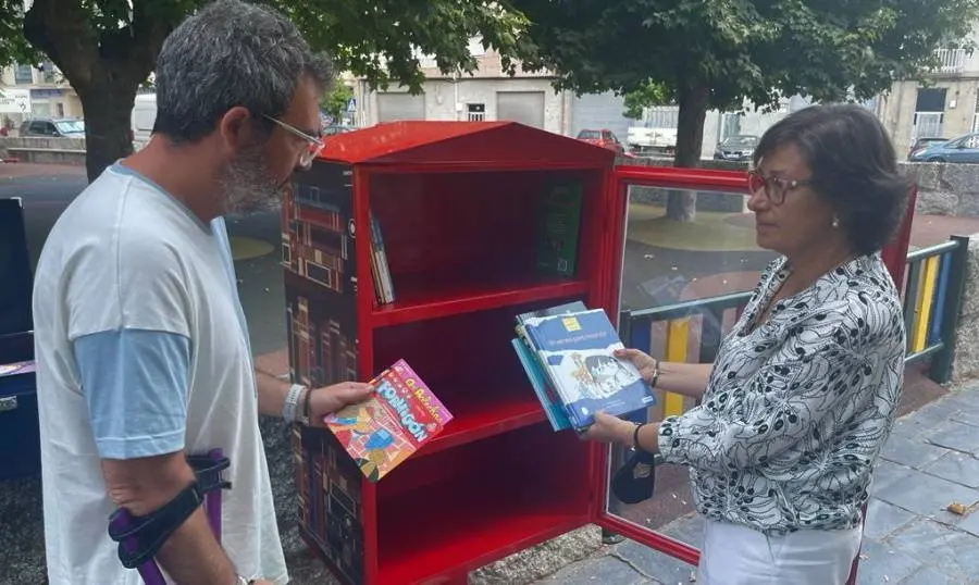 Lama e Penabade presentaron onte o programa Trocalibros. FOTO Concello de Xinzo (FILEminimizer)