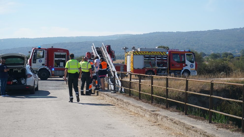 Os equipos de emerxencias, no momento do rescate do corpo do conductor falecido. | FOTO: Diario do Limia.