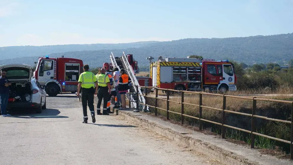 Os equipos de emerxencias, no momento do rescate do corpo do conductor falecido. | FOTO: Diario do Limia.