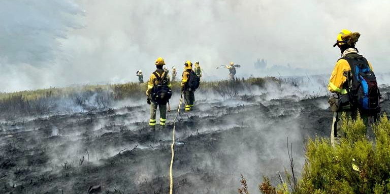 Labores de extinción no lume en Loberia, onte. FOTO BRIF Laza (2)