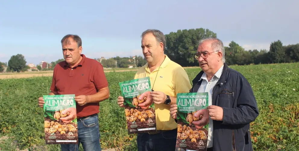 Amador Díaz, Ramón Gómez e Manuel Pérez Campos, este martes nun finca en Xinzo (FILEminimizer)