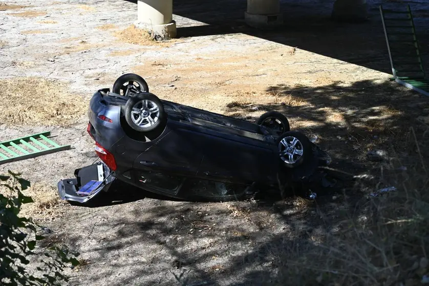 O coche accidentado que caeu dende a ponte do río Limia, preto do pavillón onde se celebra a Feira de Alimagro. | FOTO: Noelia Caseiro.