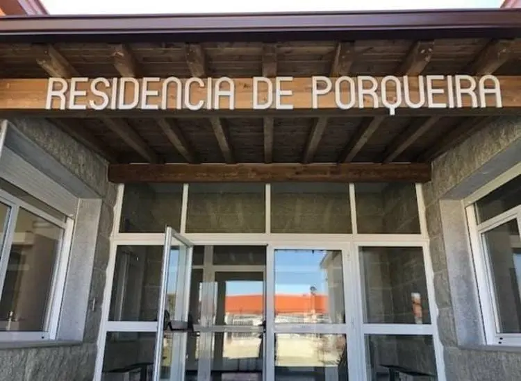 Entrada principal da residencia de Porqueira. Concello de Porqueira Maiores (FILEminimizer)