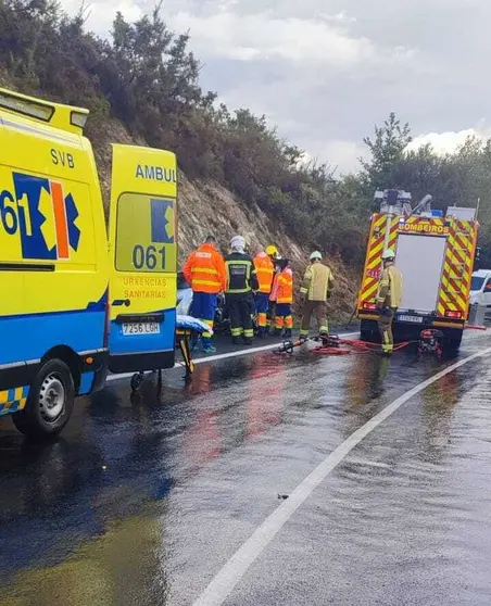 Os sanitarios tiveron que atender ós dous ocupantes do turismo sinistrado.